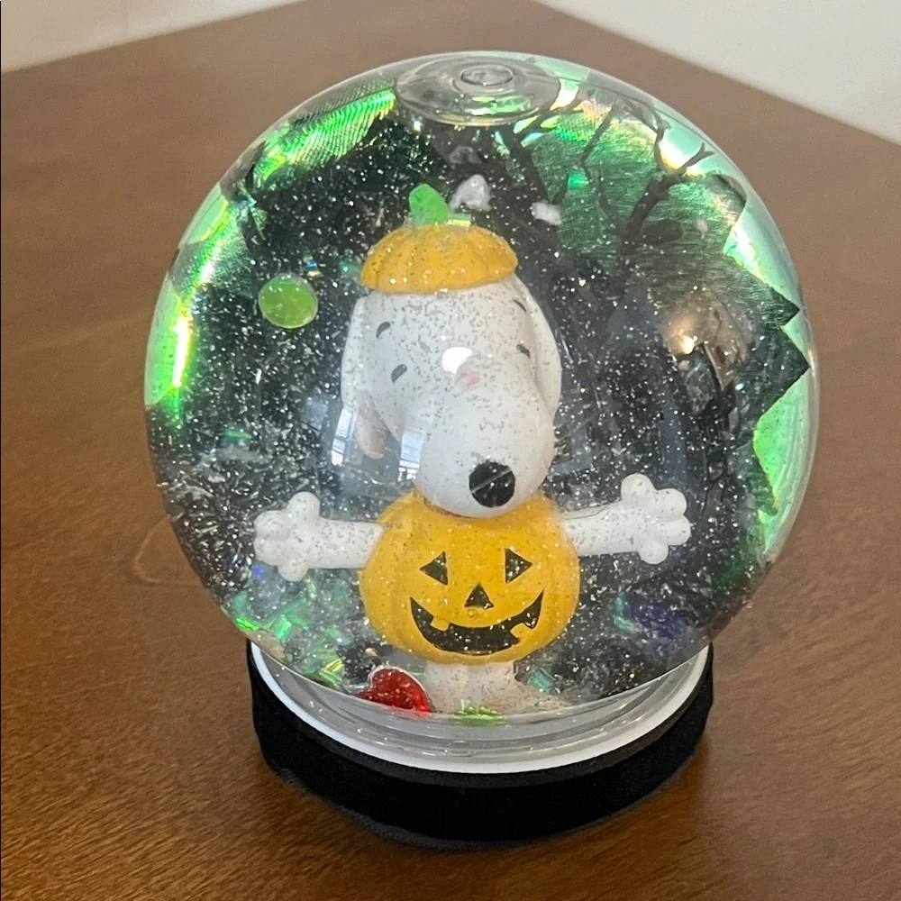 SNOOPY Pumpkin Snow Globe - Picture 11 of 13